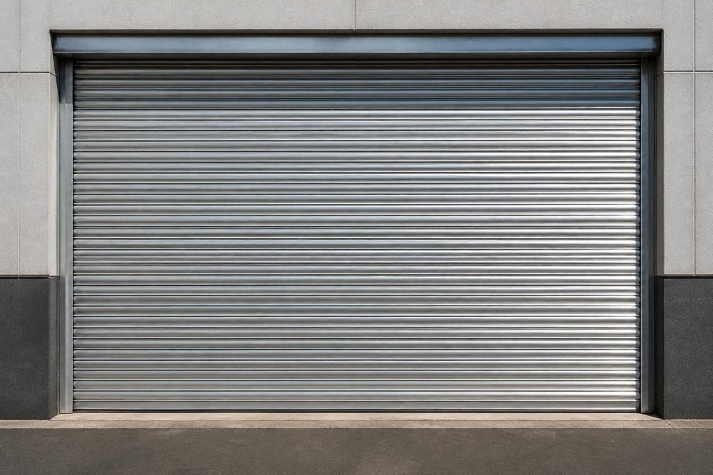 Foto 1 Instalación de persianas de seguridad enrollables para locales comerciales en Narón