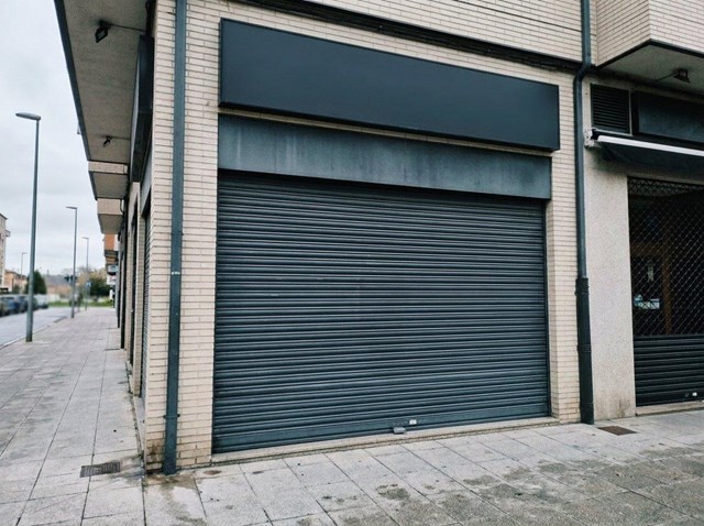 Instalación de persianas de seguridad enrollables para locales comerciales en Narón - Imagen 1