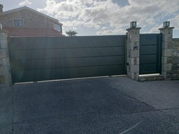 PORTAL DE CORREDERA y PUERTA PEATONAL DE ALUMINIO