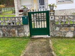 PORTAL Y PUERTA EN ALUMINIO