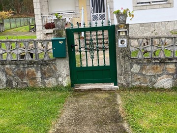 PORTAL Y PUERTA EN ALUMINIO