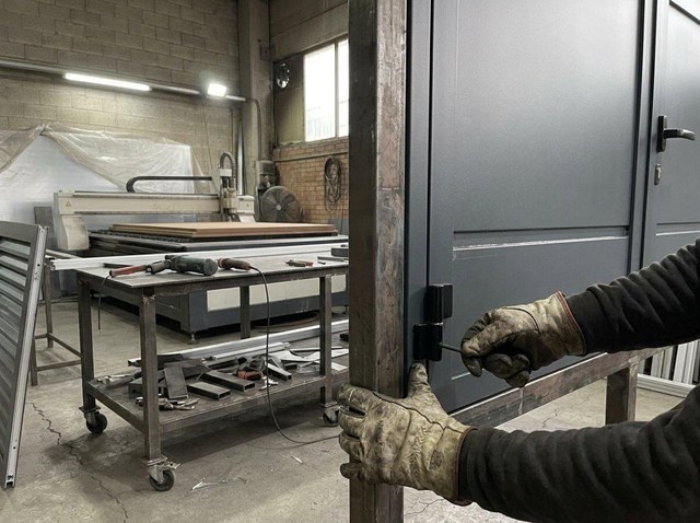 Portales de aluminio a medida para cierres de finca en Narón - Imagen 1