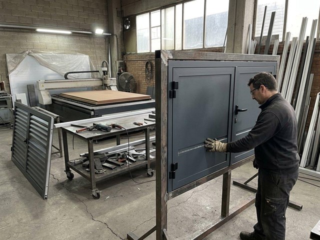 Portales de aluminio a medida para cierres de finca en Narón