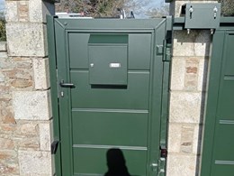 PUERTA PEATONAL DE ALUMINIO CON BUZÓN