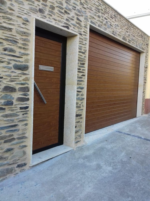 Persianas y puerta imitación madera en Ares (Galería de Persianas