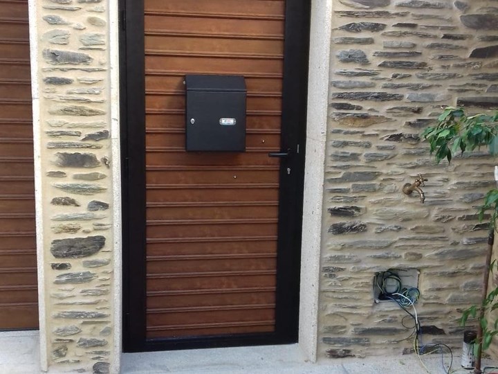 Persianas y puerta imitación madera en Ares (Galería de Persianas